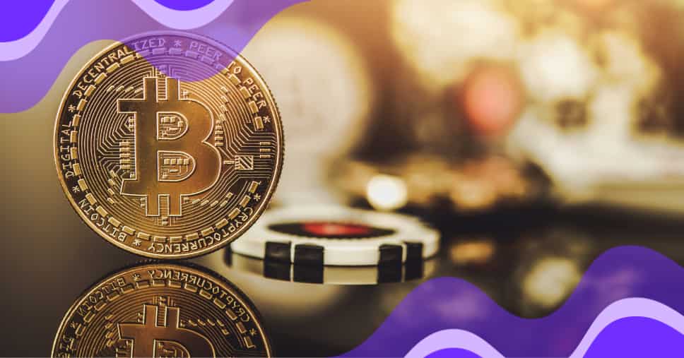 Nahaufnahme einer goldenen Bitcoin-Münze mit unscharfen Pokerchips im Hintergrund und violetten abstrakten Formen in den Ecken.