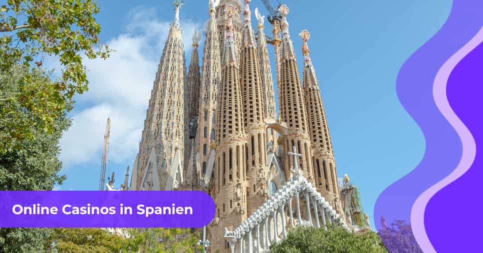 Die Sagrada Família in Barcelona unter klarem, blauem Himmel, darüber der Schriftzug Online Casinos in Spanien auf einem lilafarbenen Banner.