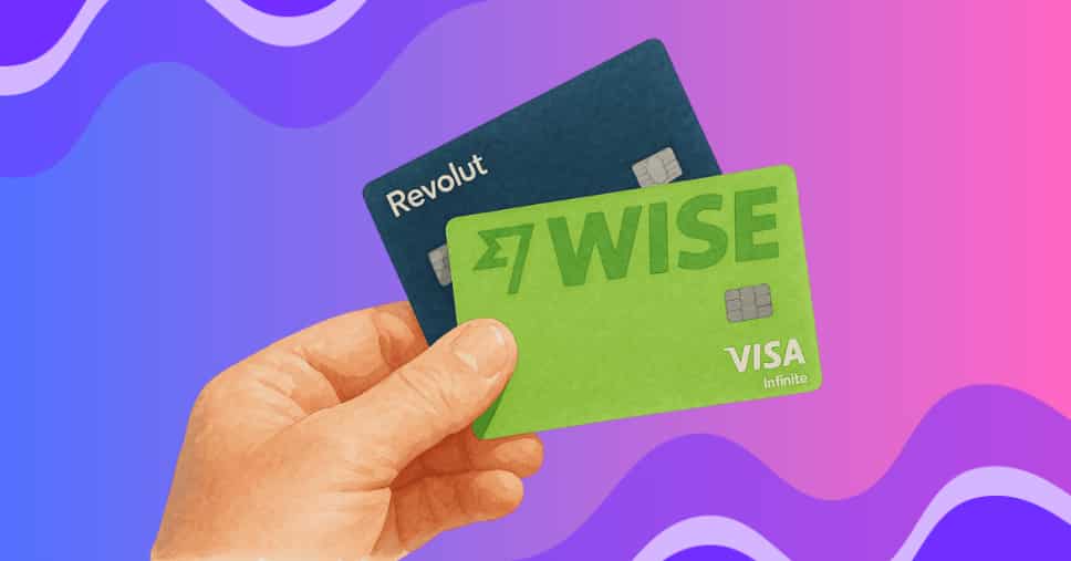 Hand hält Wise- und Revolut-Karten vor einem violetten Farbverlauf mit abstrakten Wellenformen.