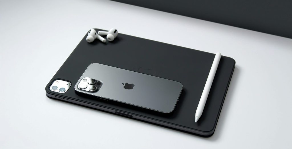 Apple-enheter som iPhone og iPad med eSIM-funksjon vist på en mørk overflate.