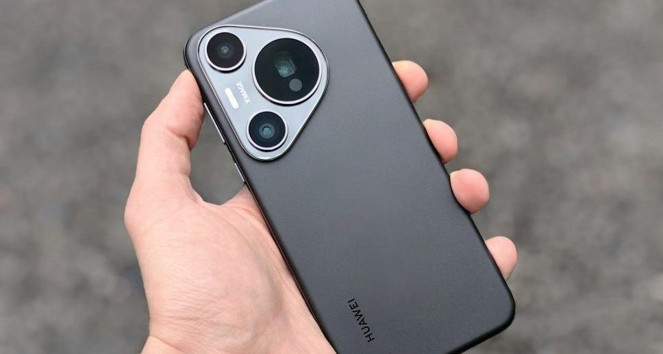 Huawei-smarttelefon med eSIM-støtte, holdt i hånden og viser baksidedesignet på kameraet.