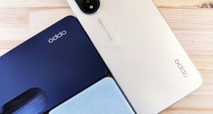 Farklı renklerde eSIM işlevselliğine sahip Oppo akıllı telefonlar düz bir yüzey üzerine yerleştirilmiştir.