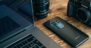 eSIM desteğine sahip Motorola akıllı telefonlar, bir dizüstü bilgisayar ve kameranın yanına yerleştirilmiştir.