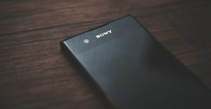 Zahmetsiz bağlantı için mükemmel eSIM uyumluluğuna sahip bir Sony akıllı telefon